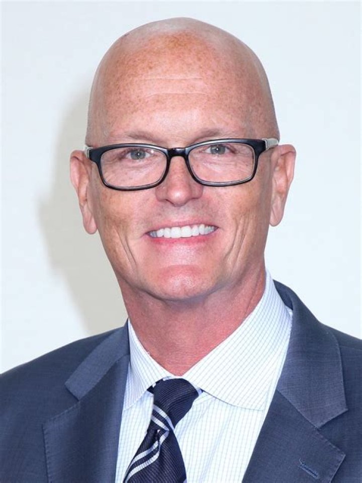 Is Scott Van Pelt's 6'6" Height an Advantage in His SportsCenter Hosting Career? - SarkariResult