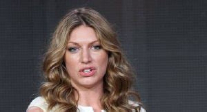 Jes Macallan Height, Weight, Body Measurements, Bra Size, Shoe Size