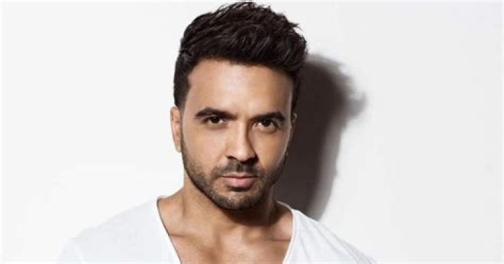 Luis Fonsi Height, Weight, Body Measurements, Shoe Size
