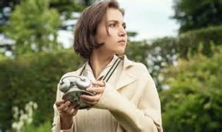 Mia McKenna-Bruce Height, Weight, Measurements, Bra Size, Shoe Size