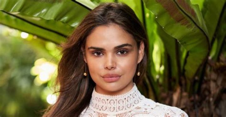 Samantha Harris Height, Weight, Measurements, Bra Size, Shoe Size