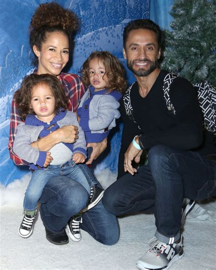 Who was the wife of Kamar De Los Reyes? To whom was Kamar De Los Reyes married? How many children does Kamar De Los Reyes have? - SarkariResult