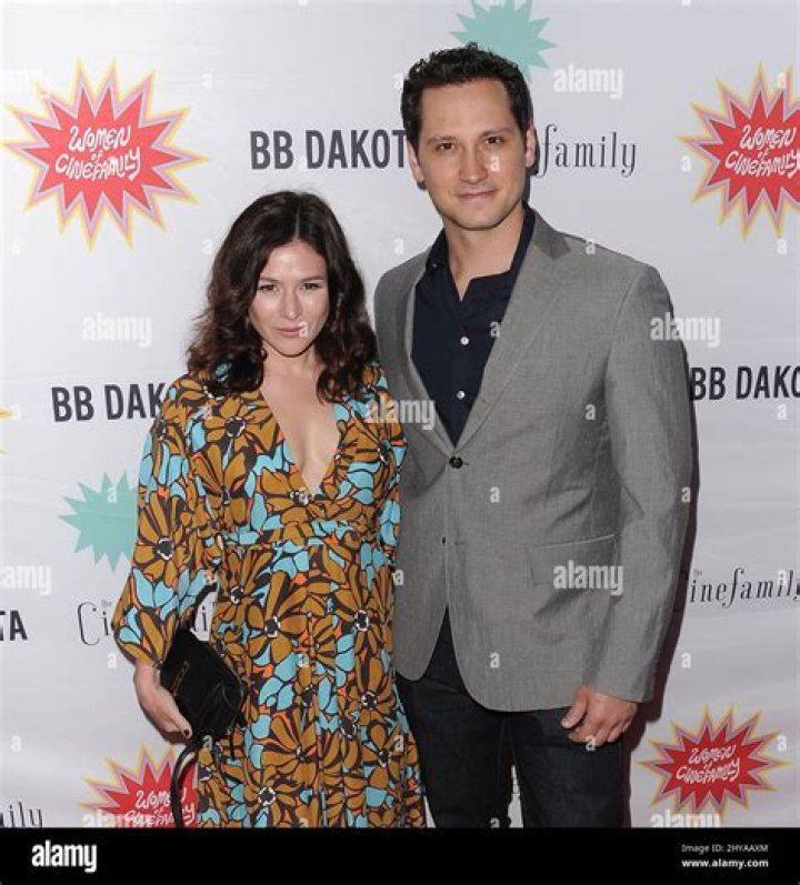 Yael Stone Dating, Boyfriend, Husband, Net worth, Pregnant, Child, Age